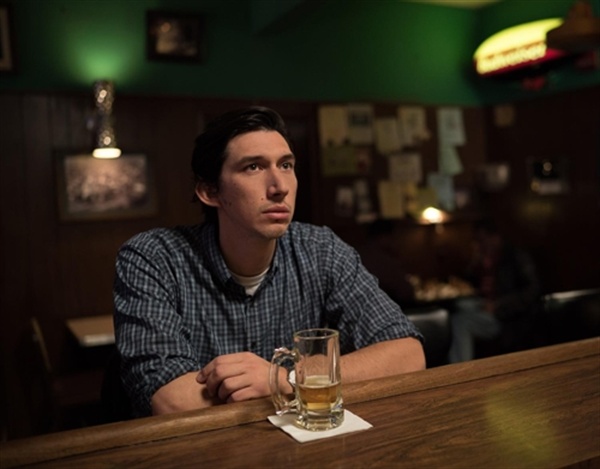  영화 <패터슨>의 한 장면, 술집에서 그는 하루를 마무리 한다. 술집은 그의 욕망이 발현되는 은밀한 공간이다. 