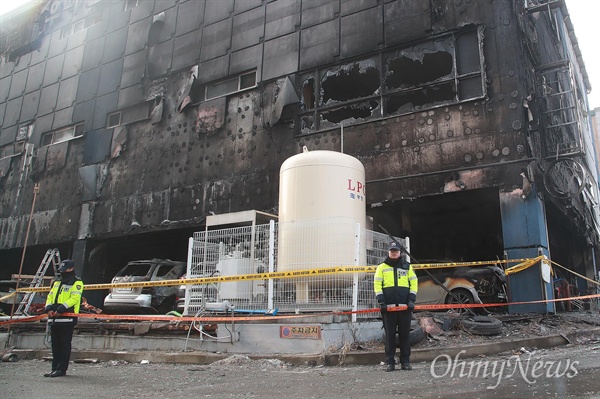 지난 21일 충북 제천 스포츠센터 화재 참사 현장에 대형 LPG 탱크의 폭발을 우려해 초동 대응이 늦어져 인명피해가 커졌다고 유가족이 문제를 제기했다.