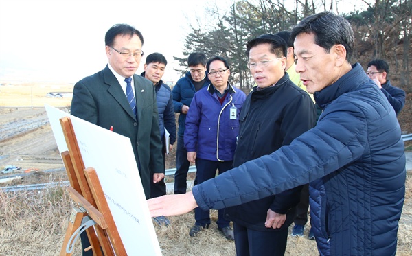  한경호 경남지사 권한대행은 23일 가뭄이 심각한 밀양 가산저수지를 찾았다. 