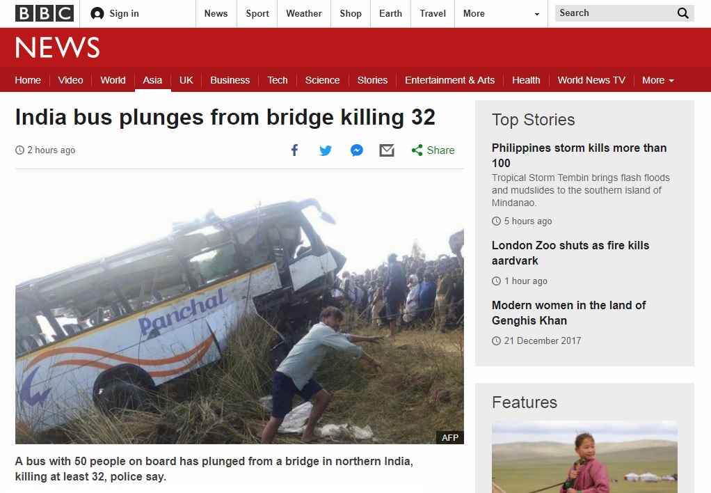 인도에서 발생한 버스 추락 사고를 보도하는 BBC 뉴스 갈무리.