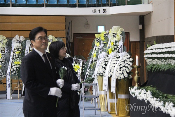 우원식 원내대표, 제천 화재참사 희생자 조문 더불어민주당 우원식 원내대표가 24일 오전 충북 제천실내체육관에 마련된 스프초센터 화재참사 희생자 합동분향소를 찾아 조문하고 있다.