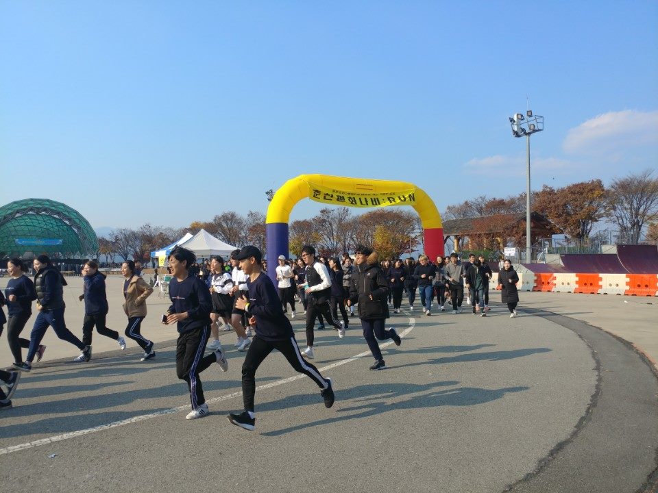 춘천 평화나비 : RUN에 참가한 참가자들이 마라톤을 시작하고있다.
