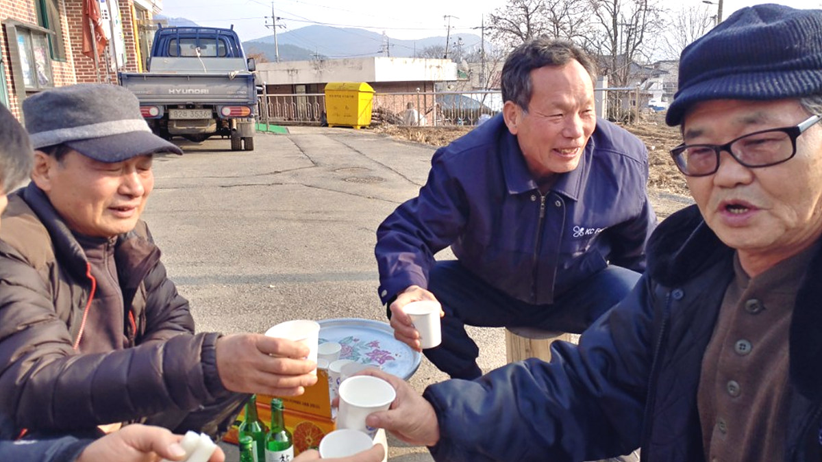 대동회를 마치고 마을회관 마당에서 뒷풀이 중인 농민들 단양군 적성면 하1리 마을 농민들이 대동회를 마치고 마을회관 앞마당에서 뒷풀이를 하고 있다