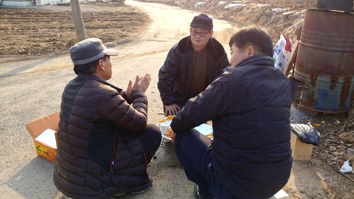 단양군 적성면 하1리 대동회 뒤풀이에서 마을 소멸 토론을 하는 농민들 귀농 60대 농민(사진 왼쪽), 해병대 출신 토박이 50대 농민 (사진 가운데), 우체국 다니며 농사짓는 40대 토박이 농민(사진 오른쪽), 적성면 하1리 인구소멸 이유의 수수께끼를 풀고 있다.