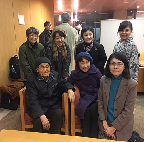 후쿠오카 윤동주 시를 읽는 모임의 대표 마나기미키코 씨(맨 앞줄 오른쪽)와 행사에 참석한 이들 