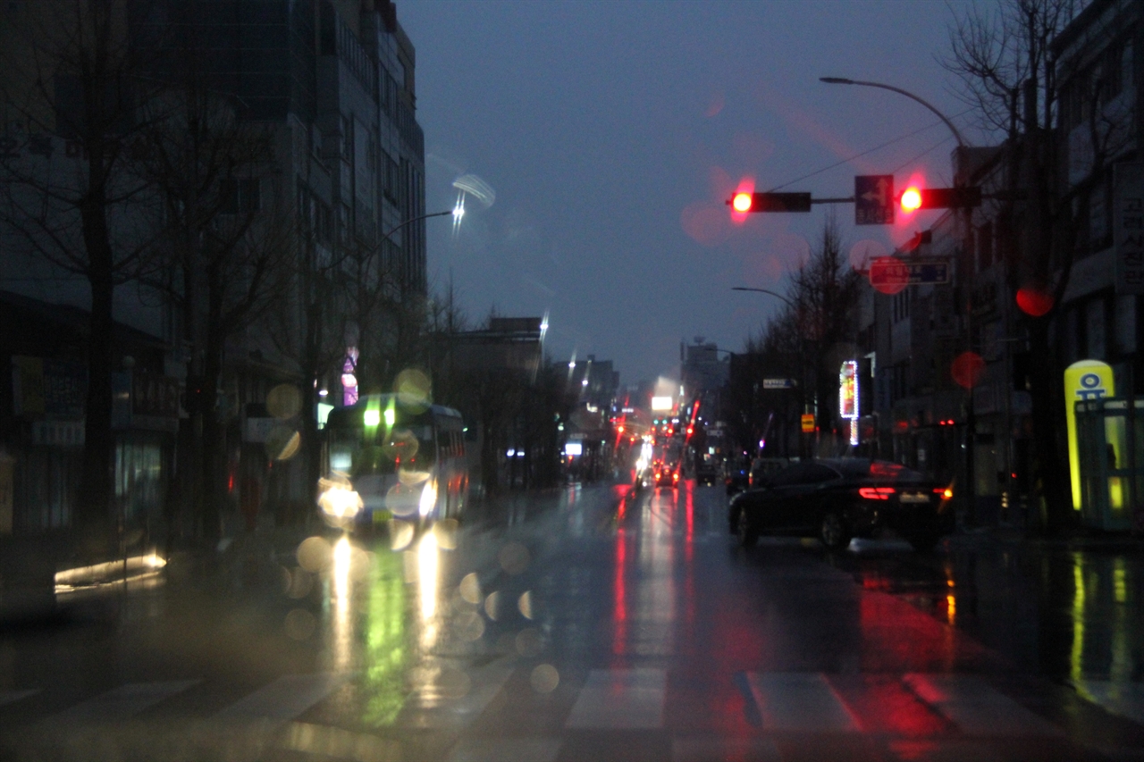 성탄절 전야인 24일, 제천 시내에 비가 내리고 있다. 