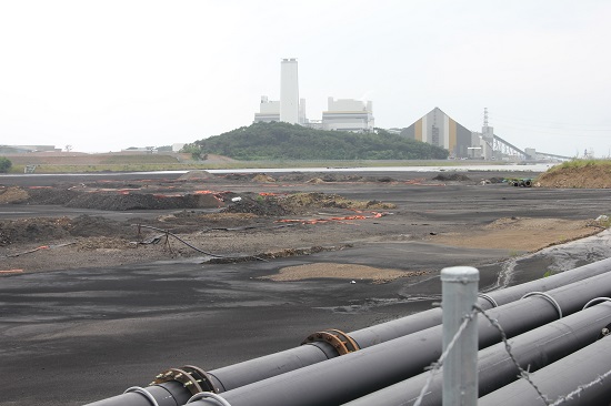    지난 8월 21일(위)과 12월 21일(아래) 찾은 남부회처리장 모습. 시커먼 석탄재가 해수면 위로 노출된 채 방치되어 있다. 멀리 보령화력발전소가 보인다. 
