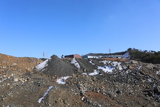   지난 21일 보령석탄화력발전소 남부회처리장 맞은편의 마동 사토장에 석탄재가 덮개를 덮어주거나 물을 뿌리는 등의 조처 없이 쌓여있는 모습.