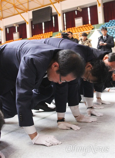 홍준표 자유한국당 대표가 25일 오전 충북 제천실내체육관에 마련된 스프초센터 화재참사 희생자 합동분향소를 찾아 조문하고 있다.