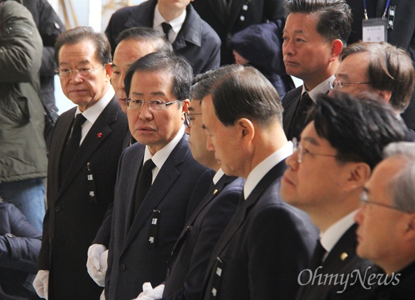 홍준표 자유한국당 대표가 25일 오전 충북 제천실내체육관에 마련된 스프초센터 화재참사 희생자 합동분향소를 찾아 조문하고 있다.