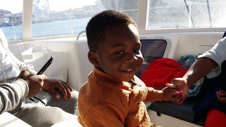 테이블베이에서 쾌속선을 타고 바다 유람을 나갈 때, 배를 몰고 있는 흑인 선장과 그녀의 아들인 귀여운 아기