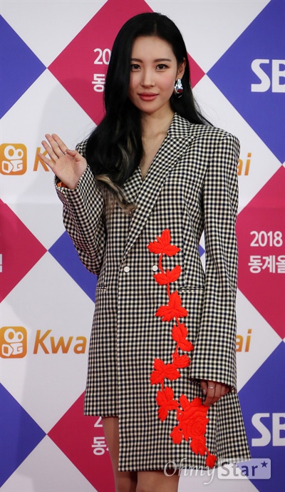선미, 매혹 오시나! 가수 선미가 25일 오후 서울 고척스카이돔에서 열린 <2017 SBS가요대전> 포토월에서 포즈를 취하고 있다.