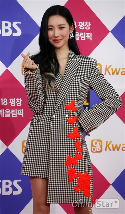 선미, 매혹 오시나! 가수 선미가 25일 오후 서울 고척스카이돔에서 열린 <2017 SBS가요대전> 포토월에서 포즈를 취하고 있다.