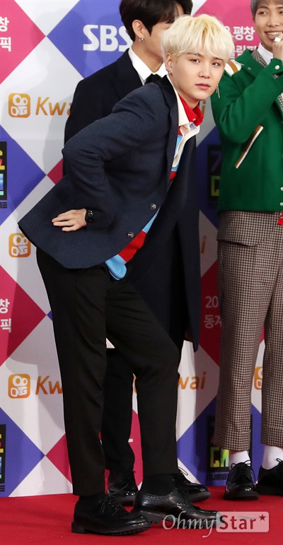 방탄소년단 슈가, SBS가요대전은 처음이에요! 방탄소년단 슈가가 25일 오후 서울 고척스카이돔에서 열린 <2017 SBS가요대전> 포토월에서 포즈를 취하고 있다.