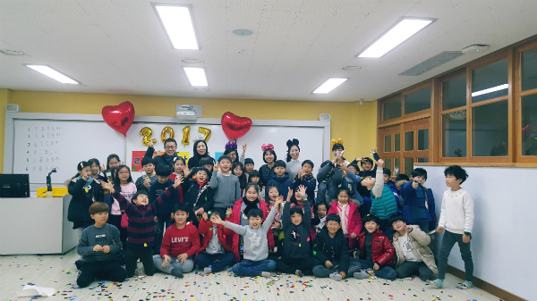 세종시 으뜸초등학교 학부모들이 구연동화를 아이들에게 해주고 있다