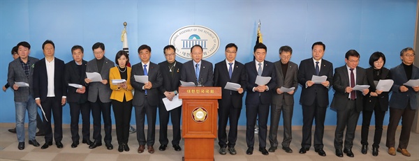 2017년 11월 26일, 더불어민주당 당시 초선의원들의 개헌 논의 촉구 기자회견 모습.

