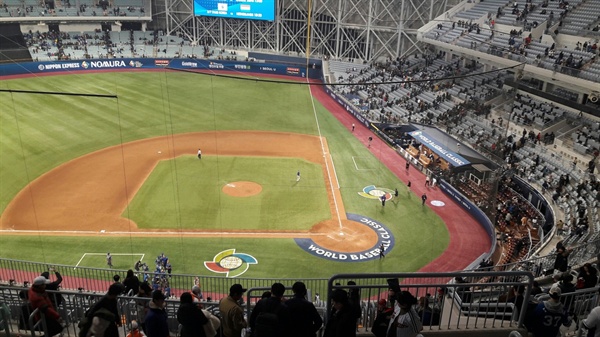  국내 최초의 돔구장인 고척 스카이돔은 여러 논란에 몸살을 앓았다. 그러나 지난 11월 '2017 월드 베이스볼 클래식' 대회를 개최하는 등, 대한민국 야구사에 기여한 점도 있다.