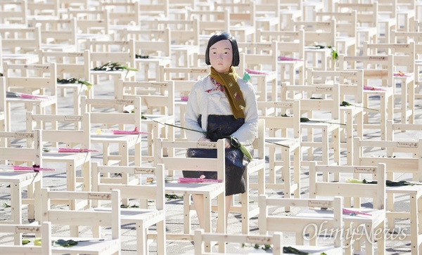 지난 2017년 12월 27일 오후 서울 광화문 광장에서 위안부 피해자를 추모하며 300개의 의자에 헌화를 하는 '빈의자에 새긴 약속' 퍼포먼스가 진행 되고 있다.