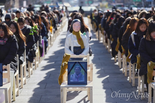 27일 오후 서울 광화문 광장에서 위안부 피해자를 추모하며 300개의 의자에 헌화를 하는 '빈의자에 새긴 약속' 퍼포먼스가 진행 되고 있다.