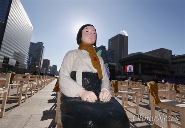 27일 오후 서울 광화문 광장에서 위안부 피해자를 추모하며 300개의 의자에 헌화를 하는 '빈의자에 새긴 약속' 퍼포먼스가 진행 되고 있다.