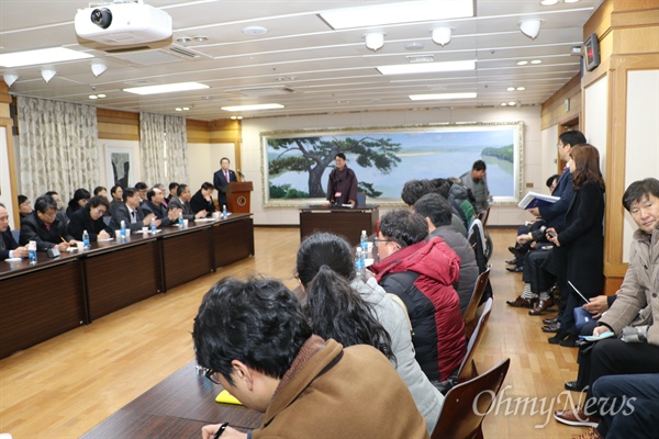 권영진 대구시장이 27일 오전 대구시청에서 기자간담회를 갖고 내년 지방선거에서 재선에 대한 강한 의지를 밝혔다.