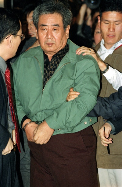 지난 1999년 1월 구속이 결정된 이근안 전 경감이 성동구치소로 이송되기 전 수원지법 성남지원에서 자신의 심경을 밝히고 있다. 