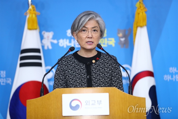 강경화 외교부 장관이 27일 오후 서울 종로구 외교부 청사에서 ‘한일 일본군위안부 피해자 문제 합의 검토 TF’의 검토 결과 발표를 앞두고 발언을 하고 있다. 한일 위안부 합의는 지난 박근혜 정부 시절인 2015년 12월 28일 일본군위안부 피해자 및 시민단체의 거센 반발에도 불구하고 발표되었다.