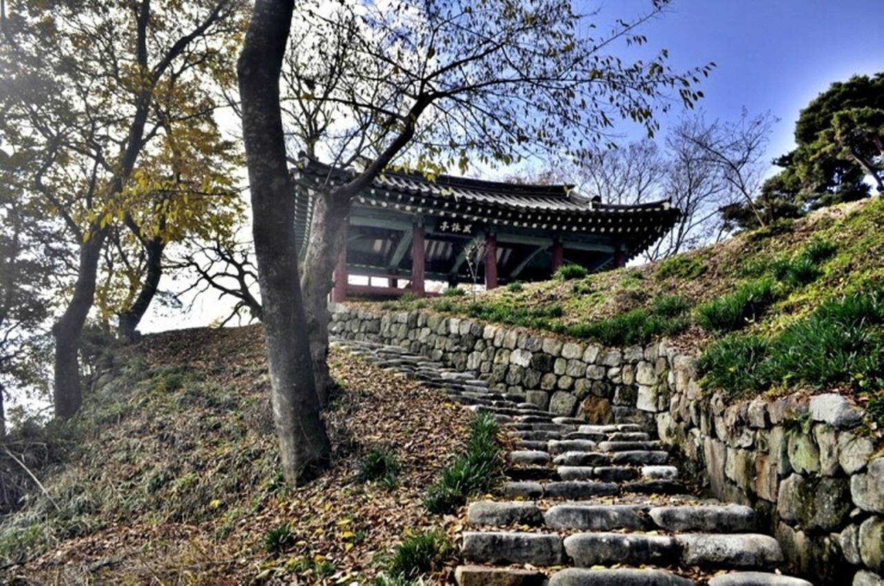  ‘천국 가는 계단’의 끄트머리에  바람(風)의 정자가 매달려 있다