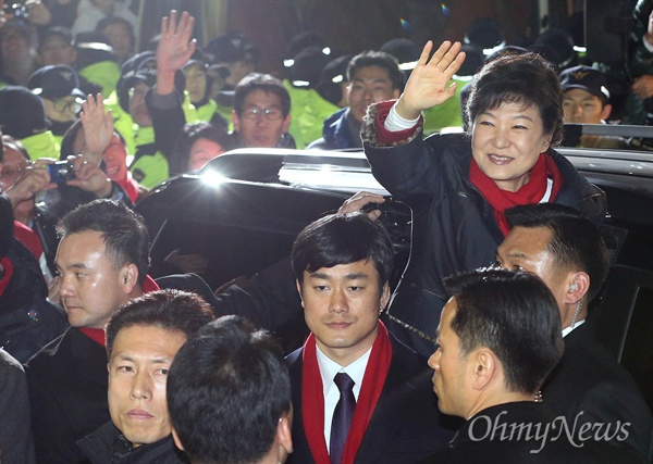 지난 2012년 12월 19일 박근혜 새누리당 대통령 후보가 당선이 유력하자 여의도 당사를 방문한 뒤 광화문으로 떠나기 전 인사하고 있다.