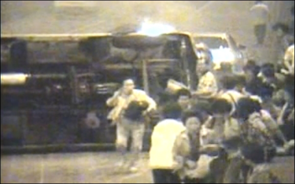 2003년 홍지문 터널 내에서 발생한 사고, 승객들이 불이 난 차량에서 대피하고 있다.