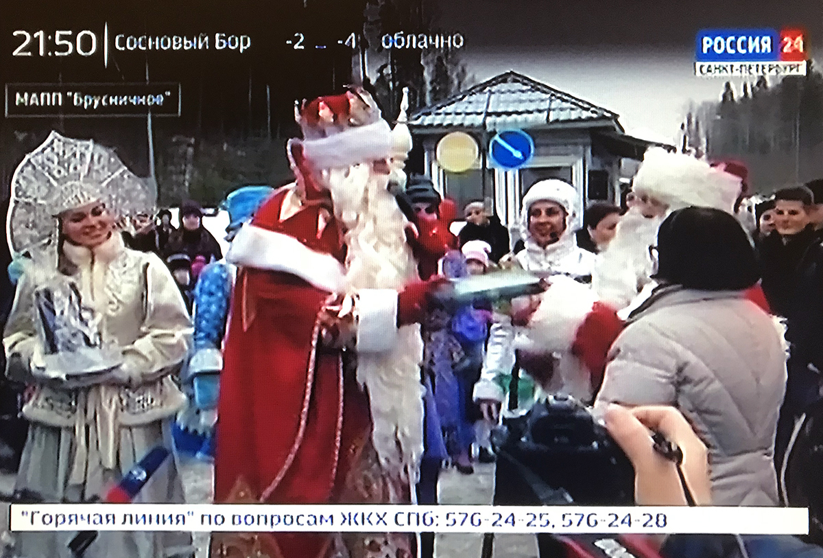 러시아 뉴스의 한 장면. 한국의 언론에도 이 행사가 보도되었는데, '러시아 신부와 핀란드 산타의 만남'으로 소개되었다. 