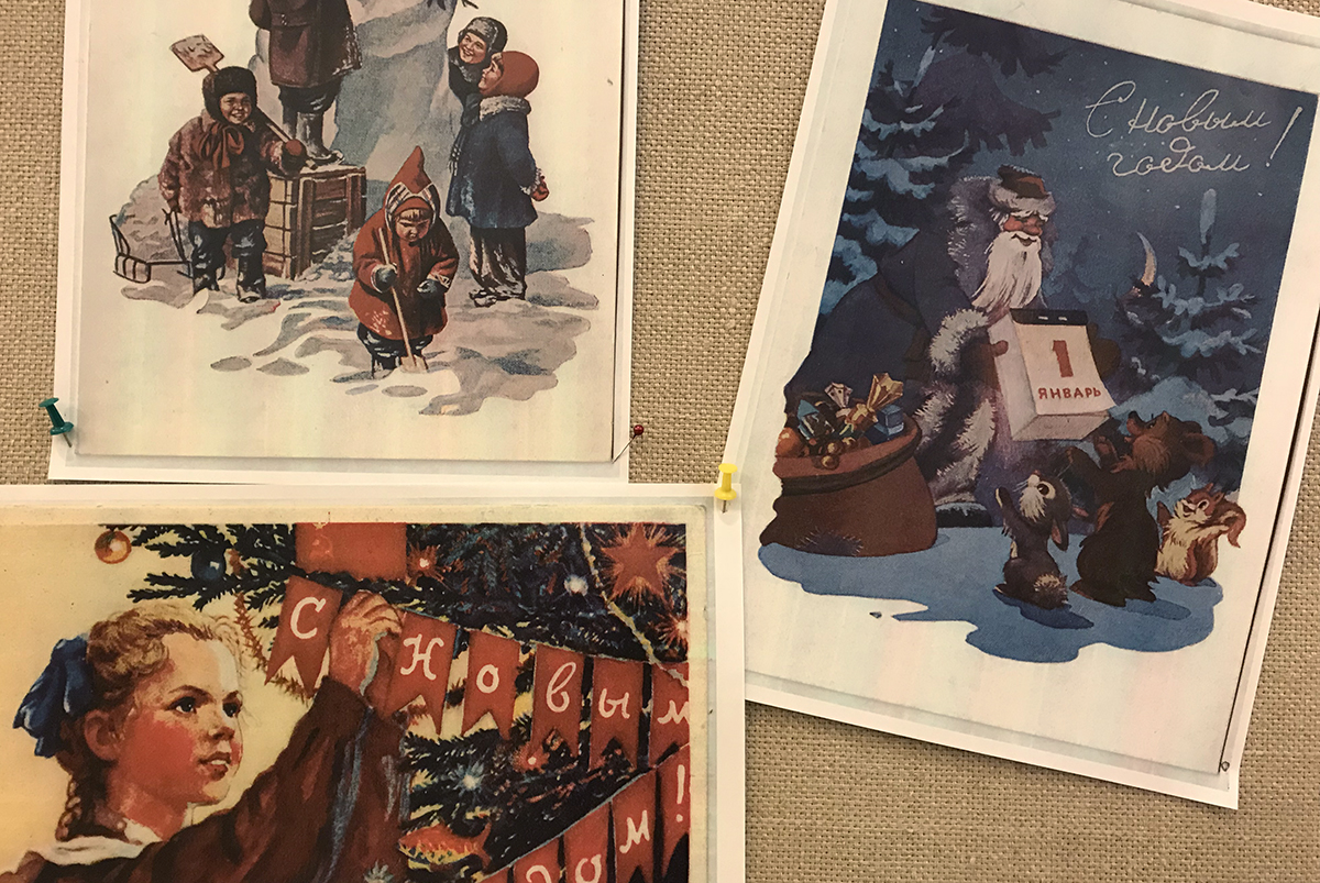 러시아에서 '서리 할아버지(뎨드 마로스)'와 트리 '욜카'는 크리스마스가 아닌 신년의 상징이다. 사진은 러시아 국립도서관 현관에 게시된 삽화들로, 오른쪽에는 서리 할아버지가 선물을 배달하면서 신년 달력을 들어보이고 있고, 상단에 '신년축하'라고 쓰여 있다. 왼쪽 아래 트리 그림에도 '신년축하'라는 글귀가 붙어 있다.    