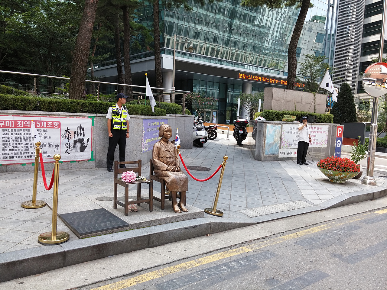 일본대사관을 응시하는 위안부 소녀상. 서울 광화문광장 동쪽에서 찍은 사진. 