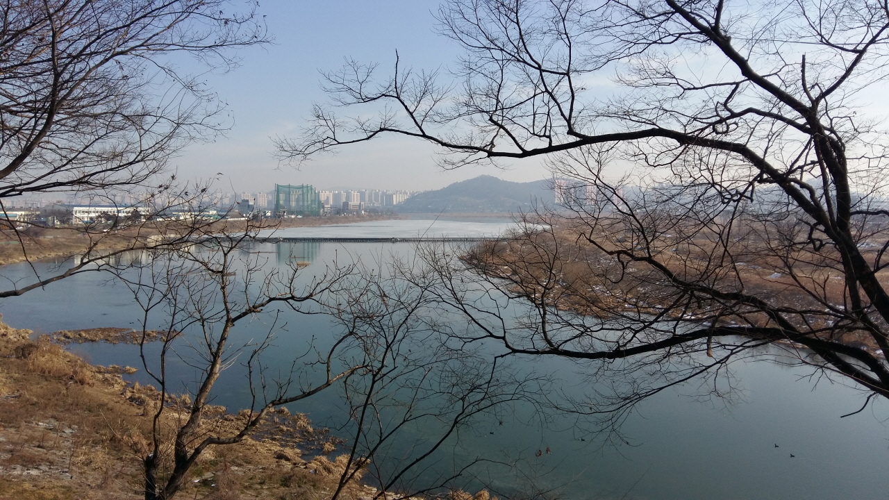  풍영정에서 바라본 극락강의 모습. 도시화와 4대강 사업으로 옛 운치를 찾아볼 수 없다