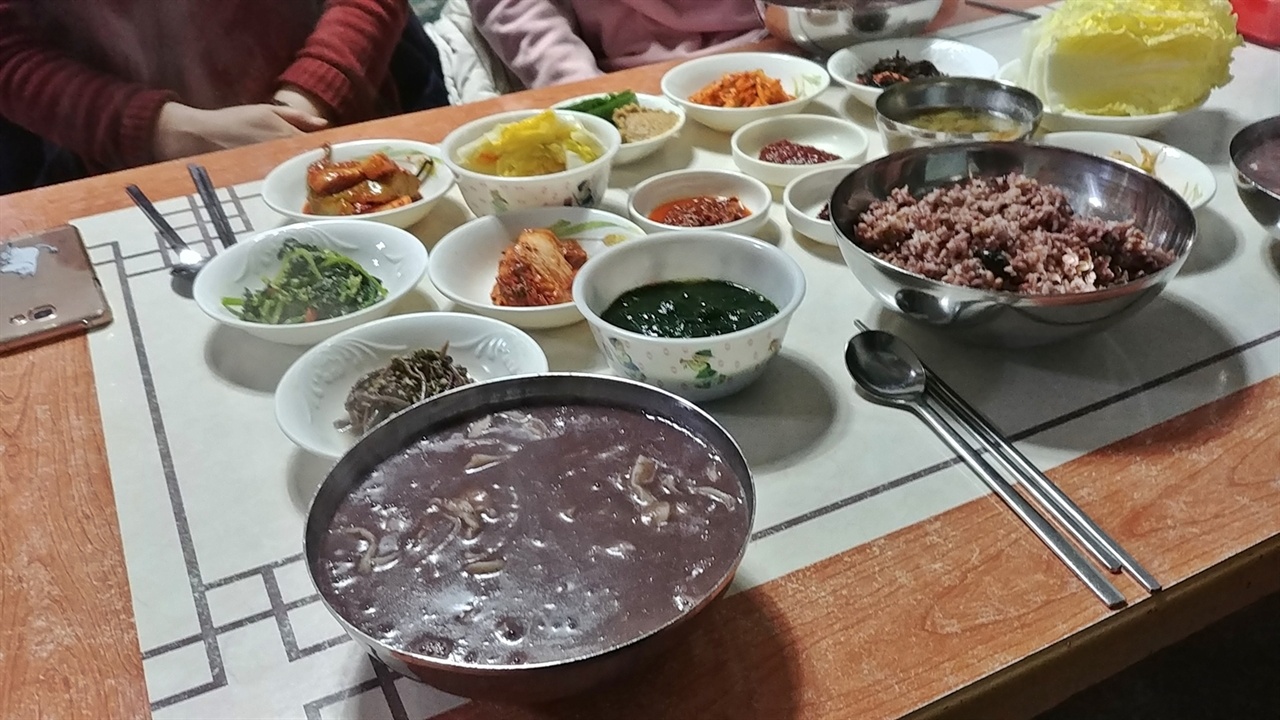 전남 강진 보리밥집에서 맛본 팥죽과 매생이국 한상차림이다. 