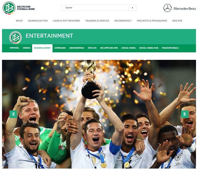  2017 FIFA 컨페더레이션스컵 우승 트로피를 들어올린 독일