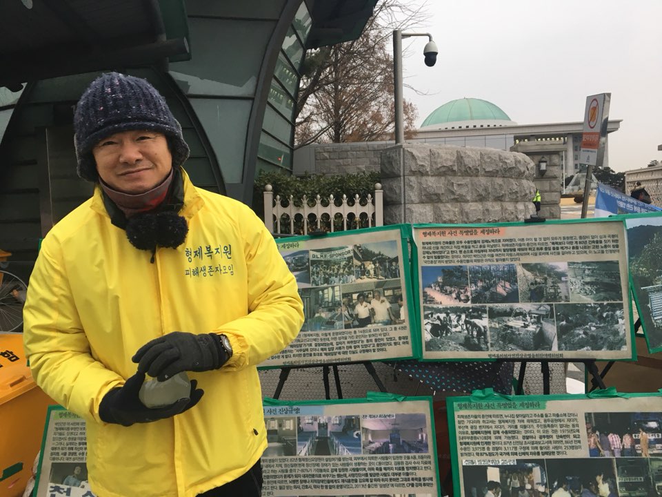  50여일 동안 국회 앞에서 농성을 이어가고 있는 최승우씨.