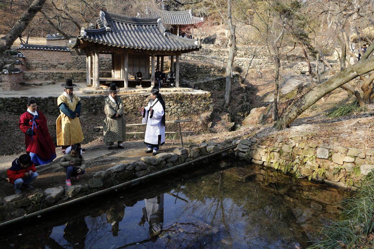 지난 12월 23일 오후 대한민국 테마여행 10선의 하나로 마련된 '소쇄처사 양산보와 함께 걷는 소쇄원' 프로그램에 참가한 여행객들이 대봉대 앞 연못가에 서서 얘기를 나누고 있다.