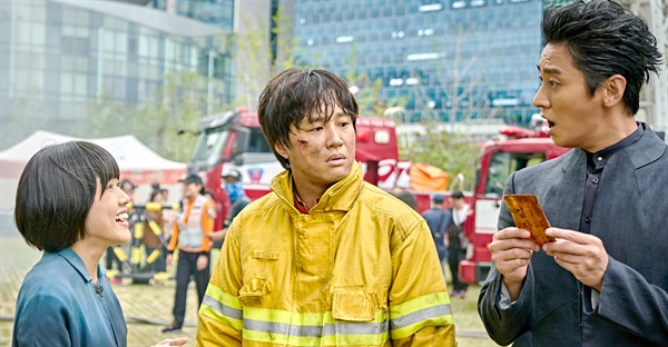  영화 <신과 함께>의 한 장면. 자홍(차태현)은 화재 현장에서 인명 구조에 최선을 다하다가 사망한다. 차사들은 그를 저승으로 데려가기 위해 곧바로 찾아온다. 