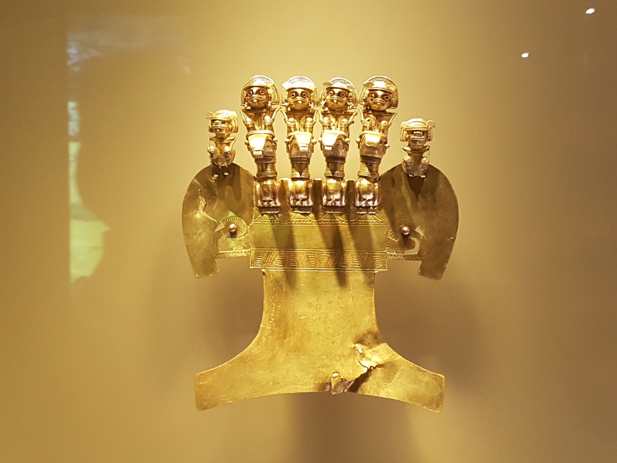 ‘엘도라도의 전설’로 유명한 콜롬비아 무이스카(Muisca)문명의 황금뗏목 등이 보고타의 <황금박물관>에 전시되어 있다.