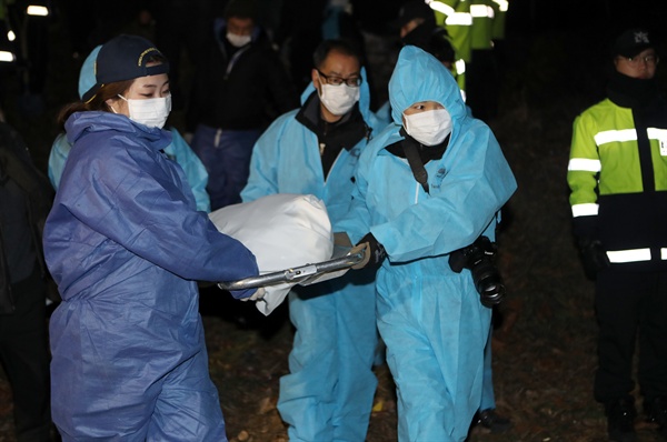 야산에서 발견된 고 고준희양 시신 실종된 고준희(5)양의 시신이 29일 새벽 전북 군산시 오식도동 한 야산에서 발견돼 경찰 감식반원들이 옮기고 있다.