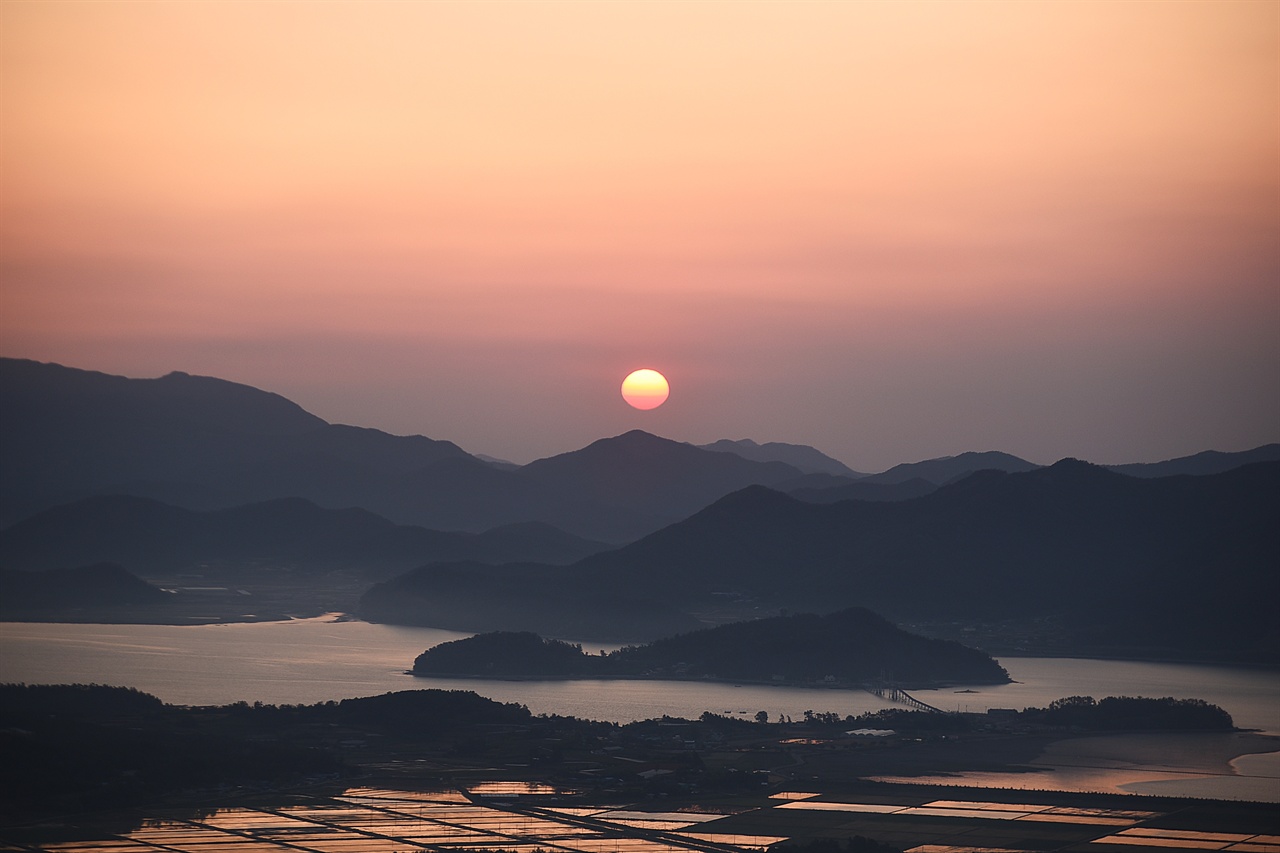 주작산 일출 주작산에서 본 강진만과 장흥군 산줄기 너머의 일출 