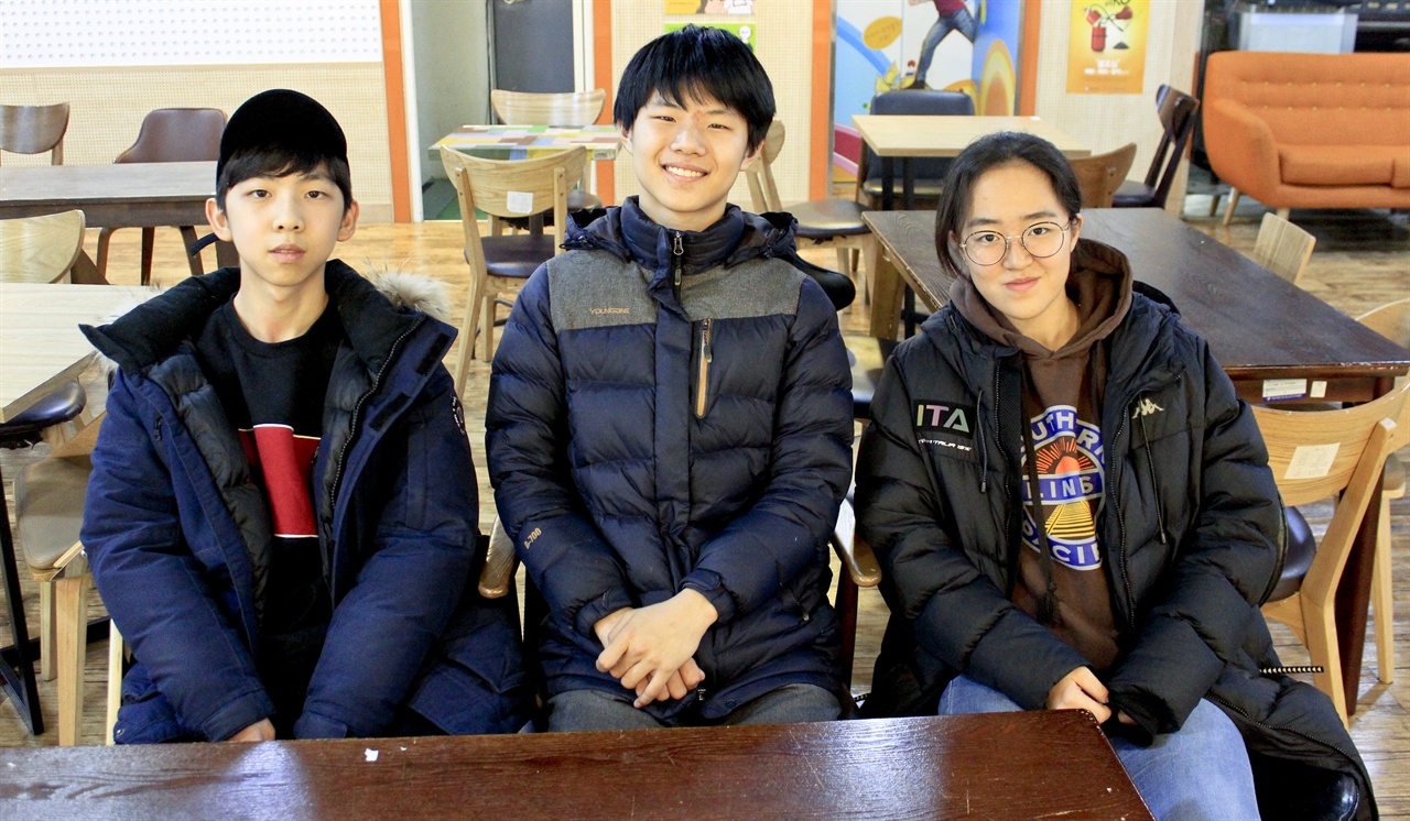  인터뷰가 끝난 후 사진을 촬영했다. 왼쪽부터 김정진 씨, 김현우 씨, 장서윤 씨.