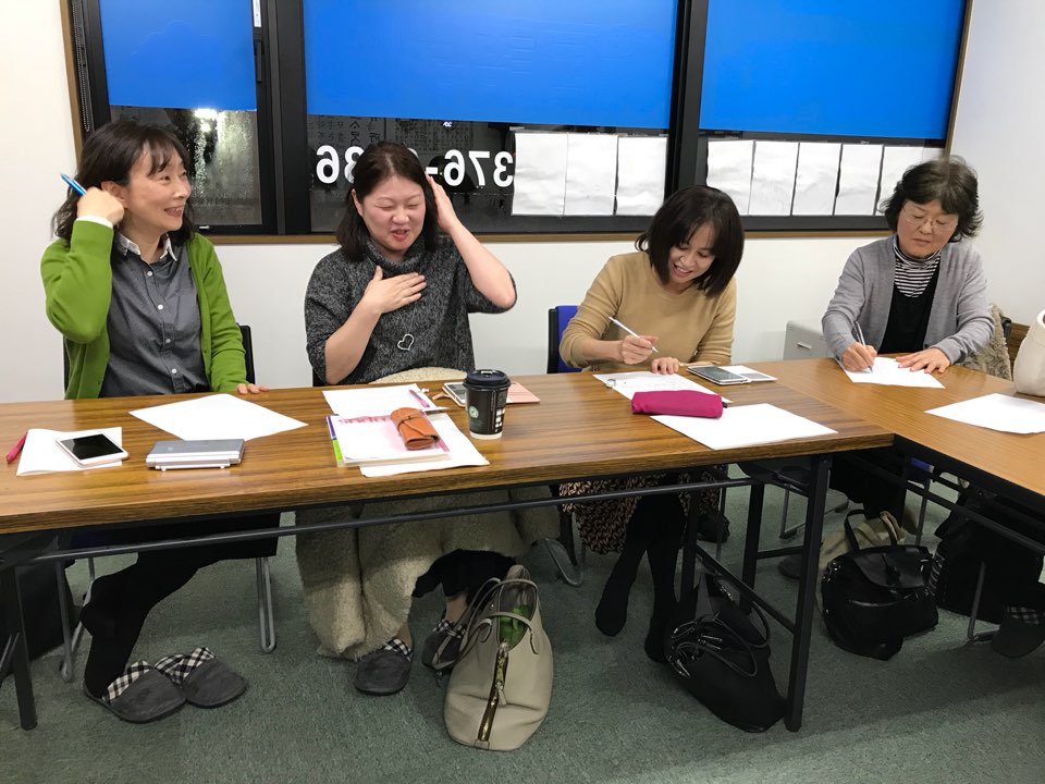 삿포로 무지개한국어학원에서 한국어를 배우는 일본인들.
