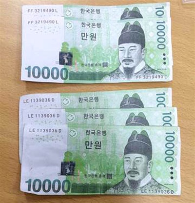 사천경찰서는 위조 지폐를 만들고 사용한 10대 2명을 붙잡았다.
