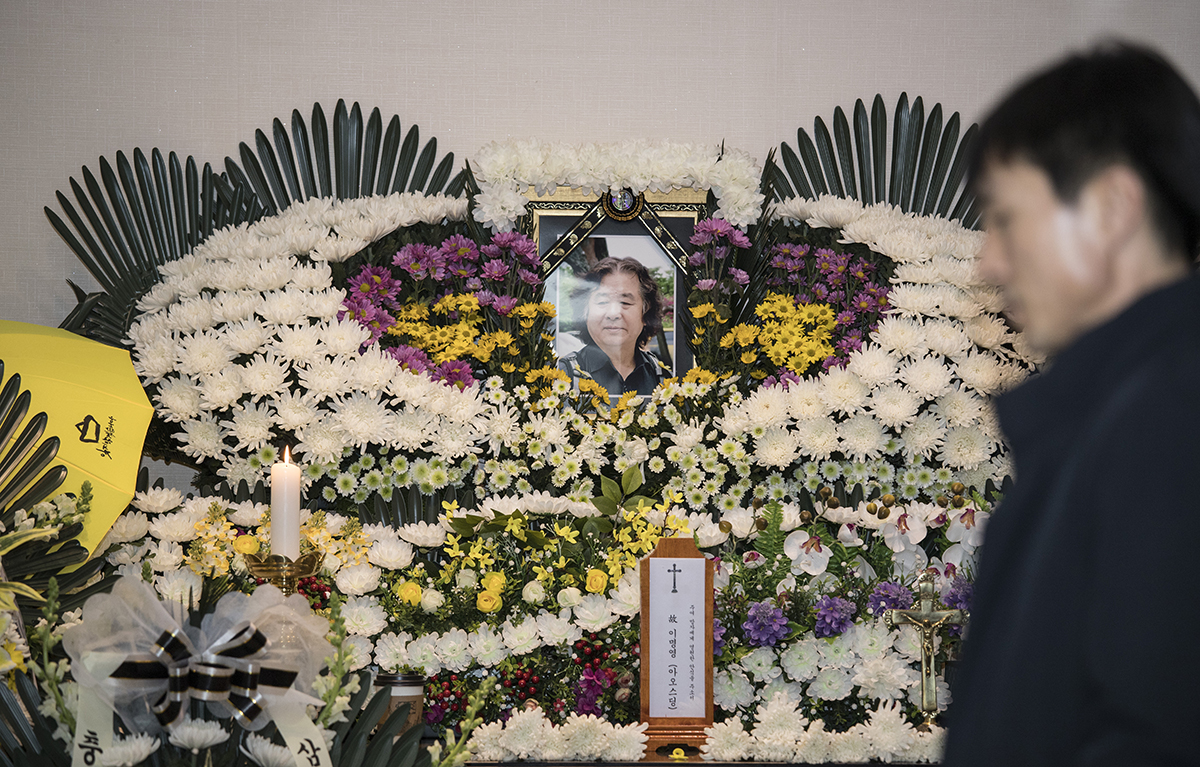 28일 심근경색으로 숨진 '유랑자' 고 이명영 활동가의 빈소가 마련된 대전 남대전장례식장에 추모객들의 발걸음이 이어지고 있다. 사진 오른쪽은 빈소를 지키고 있는 한창민 정의당 부대표.
