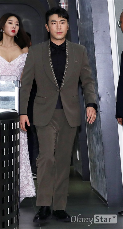 이시언, 나혼자 늠름! 29일 오후 서울 상암동 MBC사옥에서 열린 <2017 MBC 방송연예대상> 포토월에서 <나혼자산다>의 배우 이시언이 입장하고 있다.