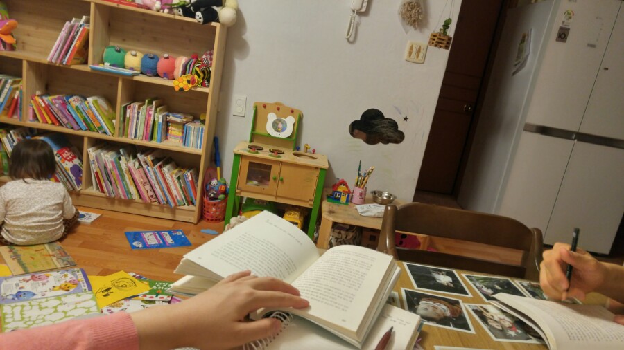 엄마, 아빠, 딸 모두 편히 책 읽는 시간. 함께 행복하다.