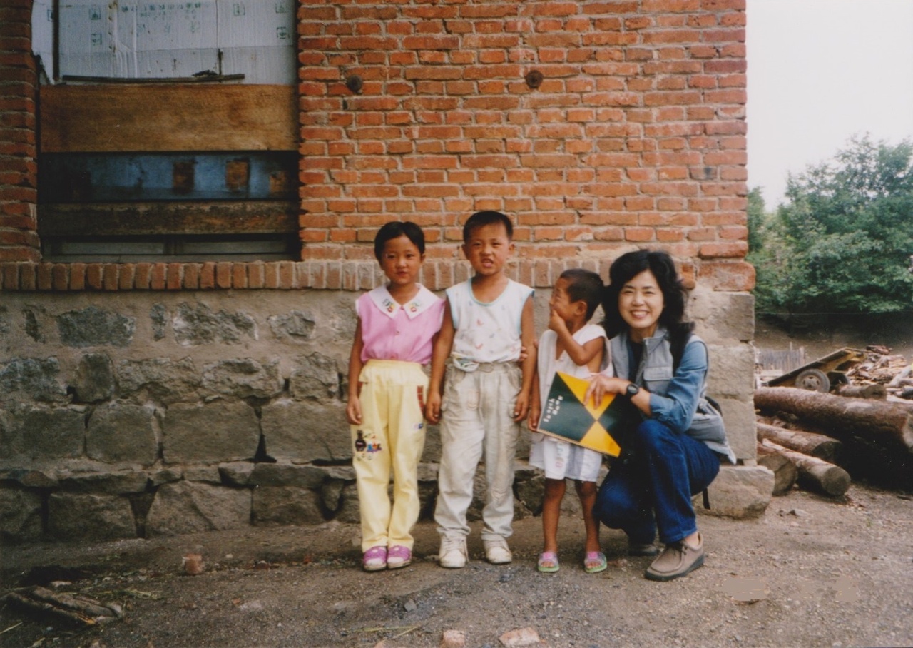 야나기하라 씨는 윤동주 시인 연구를 시작한 후 1999년 시인의 고향인 중국 연변에 있는 명동촌을 방문했다. 