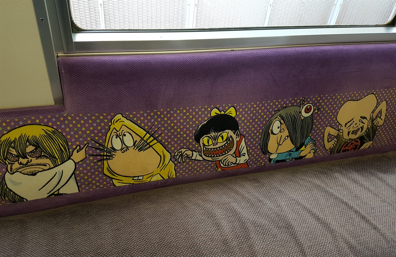기차의 천정뿐 아니라 의자 등받이에도 빠짐없이 그려져있는 만화
